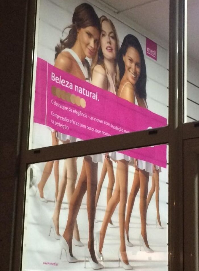 Reklamný banner prezentujúci kolekciu pančuchových nohavíc rôznych odtieňov s textom Beleza natural.
