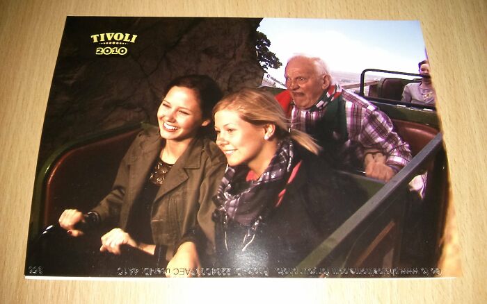 Ľudia si užívajú adrenalínovú jazdu na horskej dráhe v zábavnom parku Tivoli, 2010.