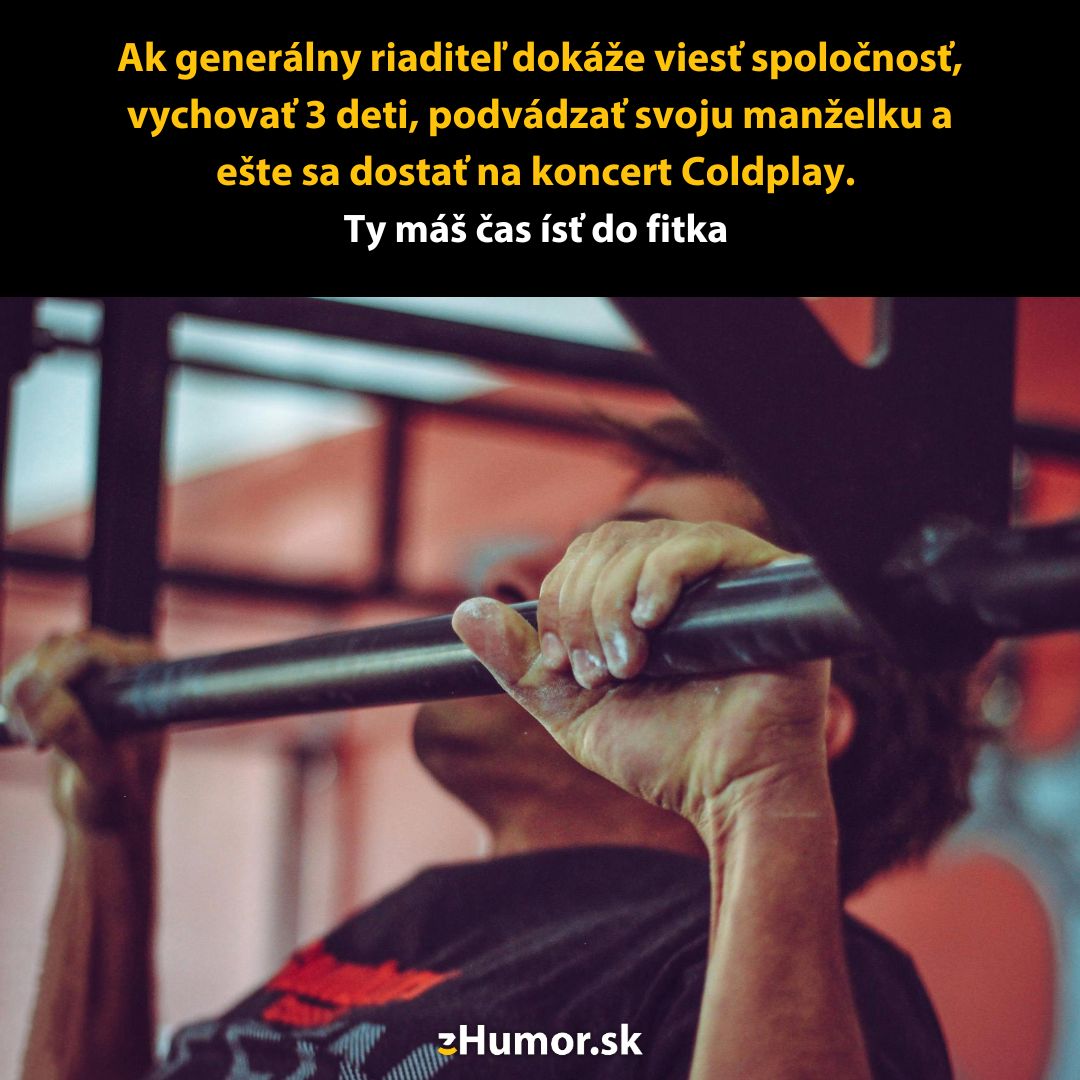 Muž cvičí zhyby na hrazde v posilňovni, motivovaný veselým citátom o efektívnom využití času.