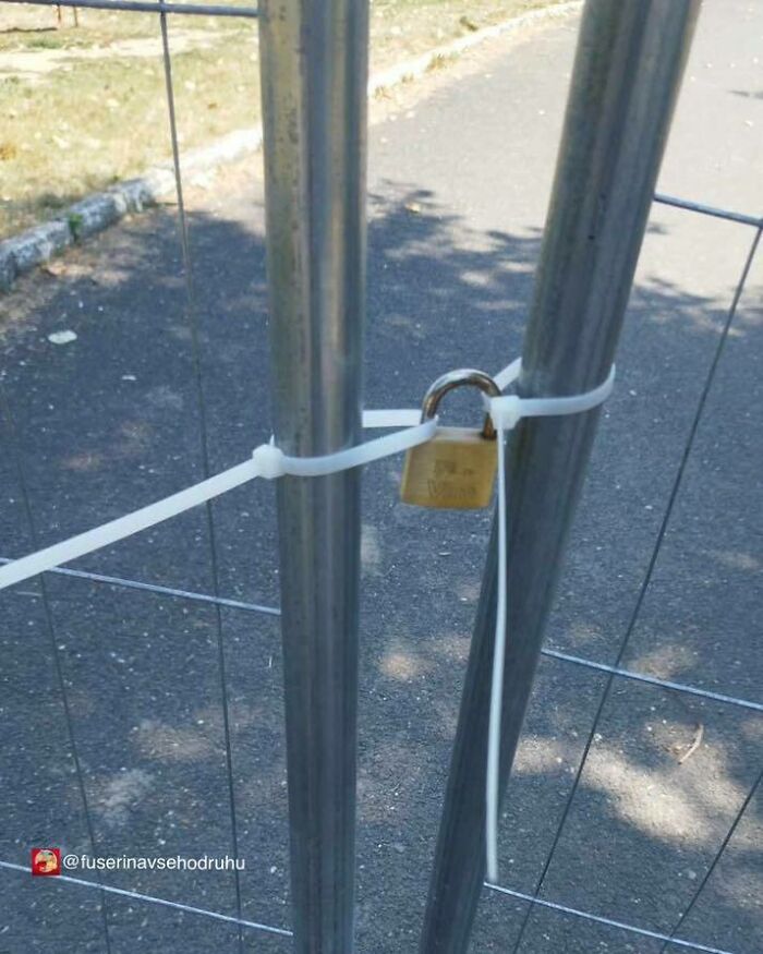 Zámok zabezpečujúci oplotenie pomocou plastovej sťahovacej pásky.