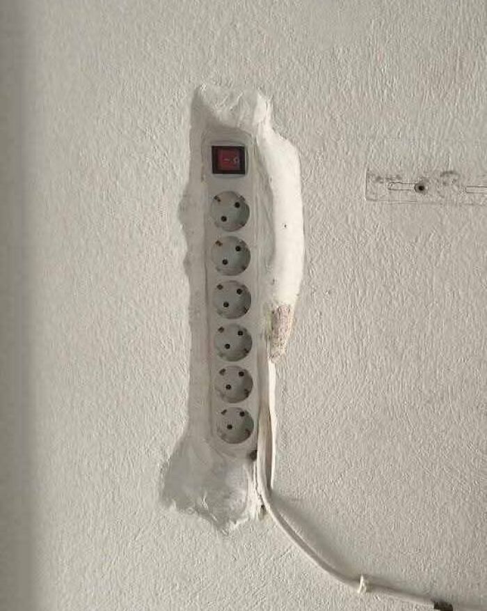 Zásuvkový panel zabudovaný do steny, kreatívne riešenie elektroinštalácie.