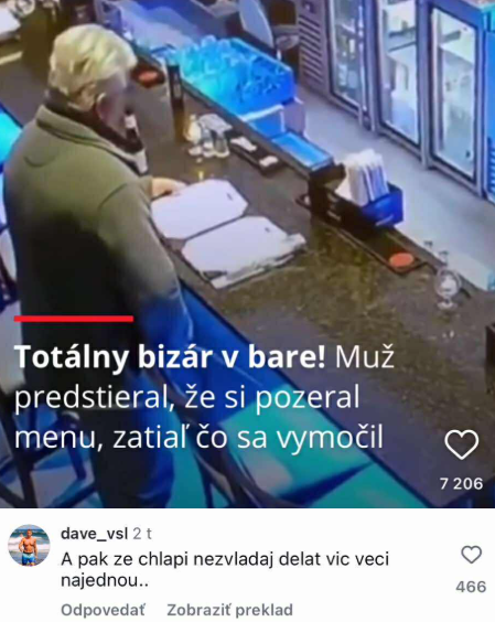 Muž v bare stojí pri pulte a zamestnáva sa pohľadom na menu.