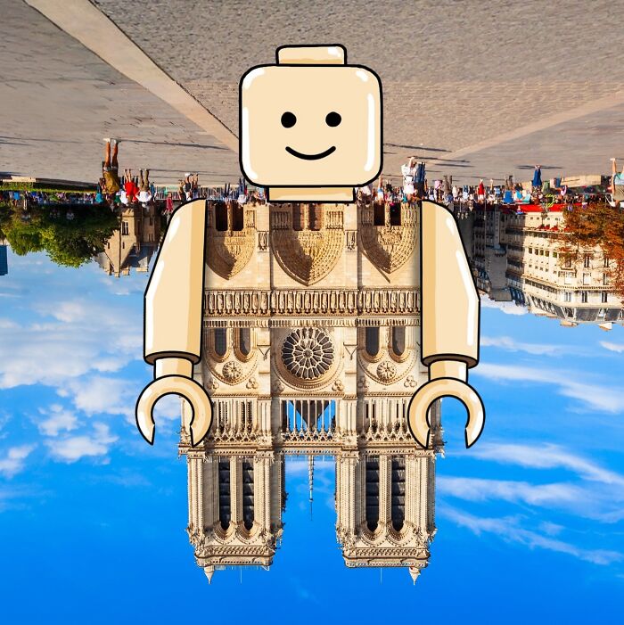Obrátená katedrála s kreslenou LEGO postavičkou na modrom nebi. Kreatívne spojenie architektúry a hračiek.