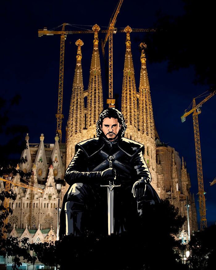 Postava rytiera pred osvetlenou Sagrada Família, nočný pohľad s rozostavanými vežami a žeriavmi.