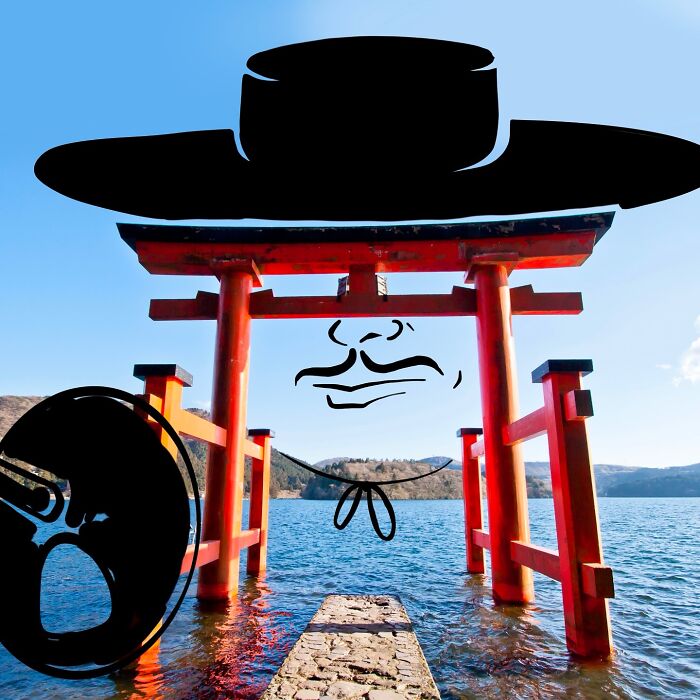 Červená torii brána nad vodou s kresbou mexického klobúka a fúzov na modrej oblohe.