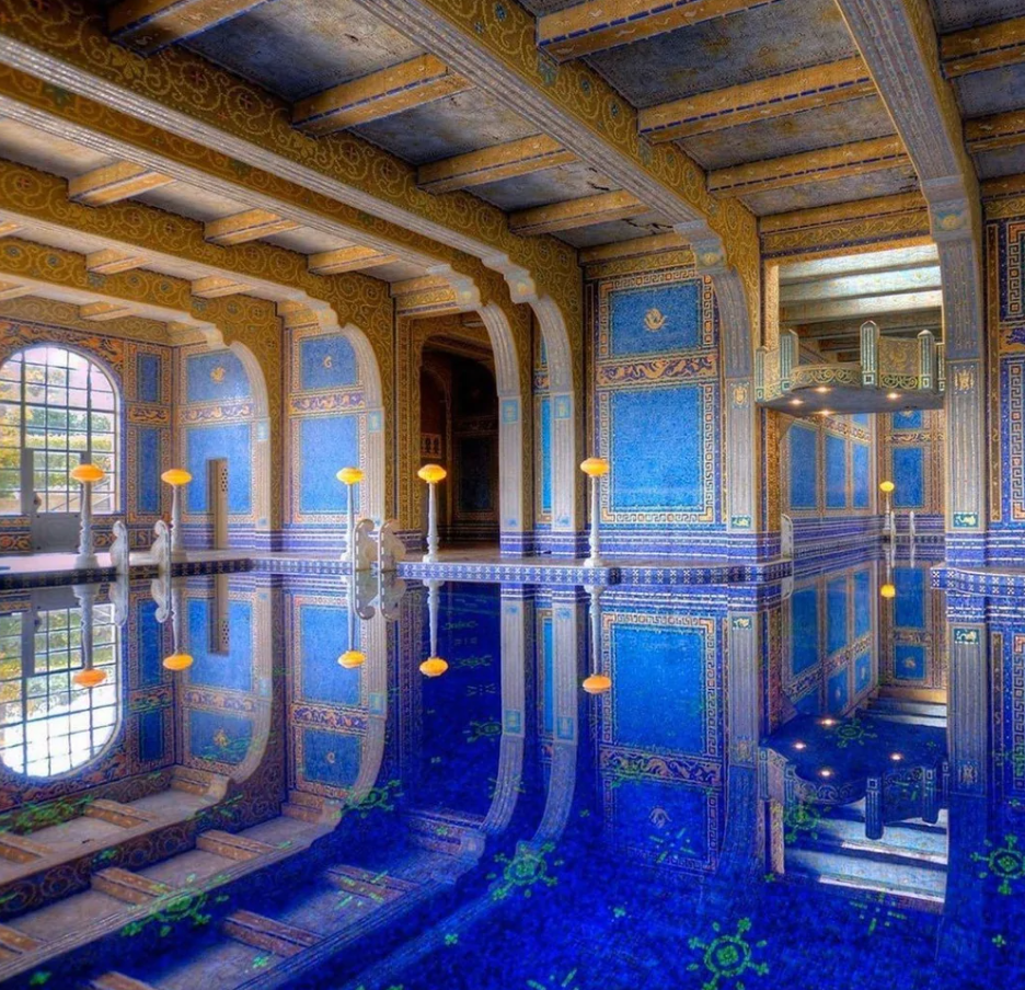 Luxusný interiér historického bazéna s modrými a zlatými detailmi, vytvárajúci dojem elegancie a pokojnej atmosféry.