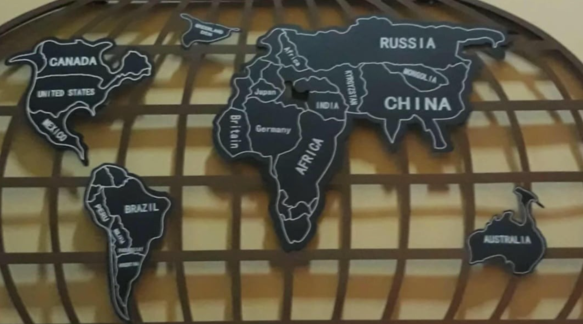 Dekoratívna mapa sveta so zvýraznenými názvami krajín ako USA, Rusko, Čína, Brazília, Austrália.