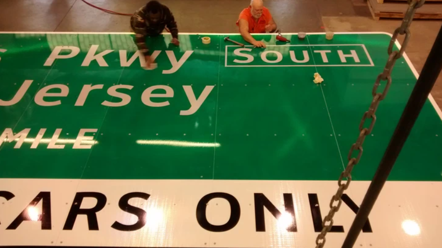 Počas výroby veľkého dopravného značenia s nápisom New Jersey Parkway SOUTH len pre autá.