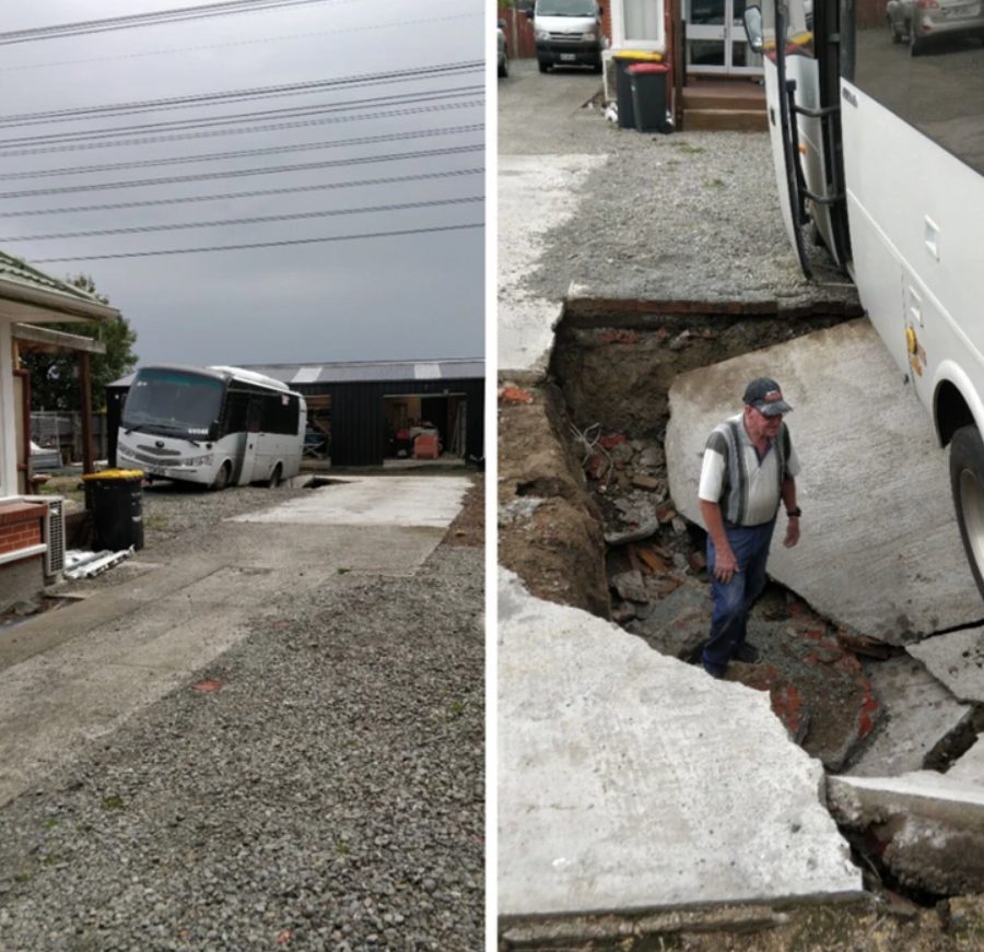 Autobus sa prepadol do prasknutej vozovky, muž stojí v jame, skontrolovanie spôsobenej škody na mieste.