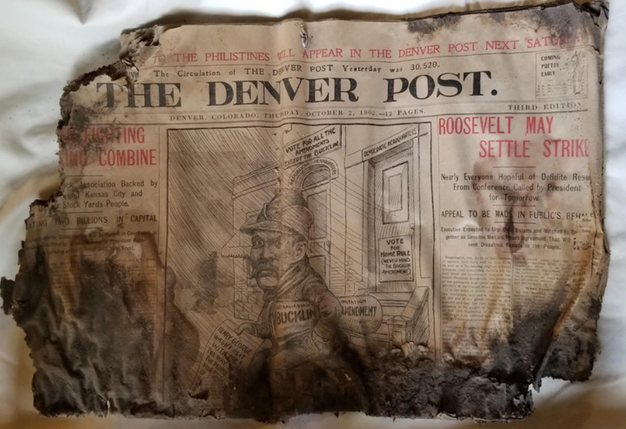 Staré vydanie novín The Denver Post z 2. októbra 1902 s karikatúrou a správami o štrajkoch a politike.