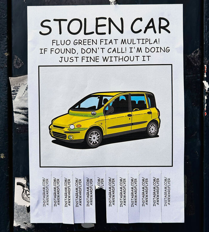 Plagát s obrázkom žltého auta Fiat Multipla s nápisom ukradnuté auto, nekontaktujte ma.