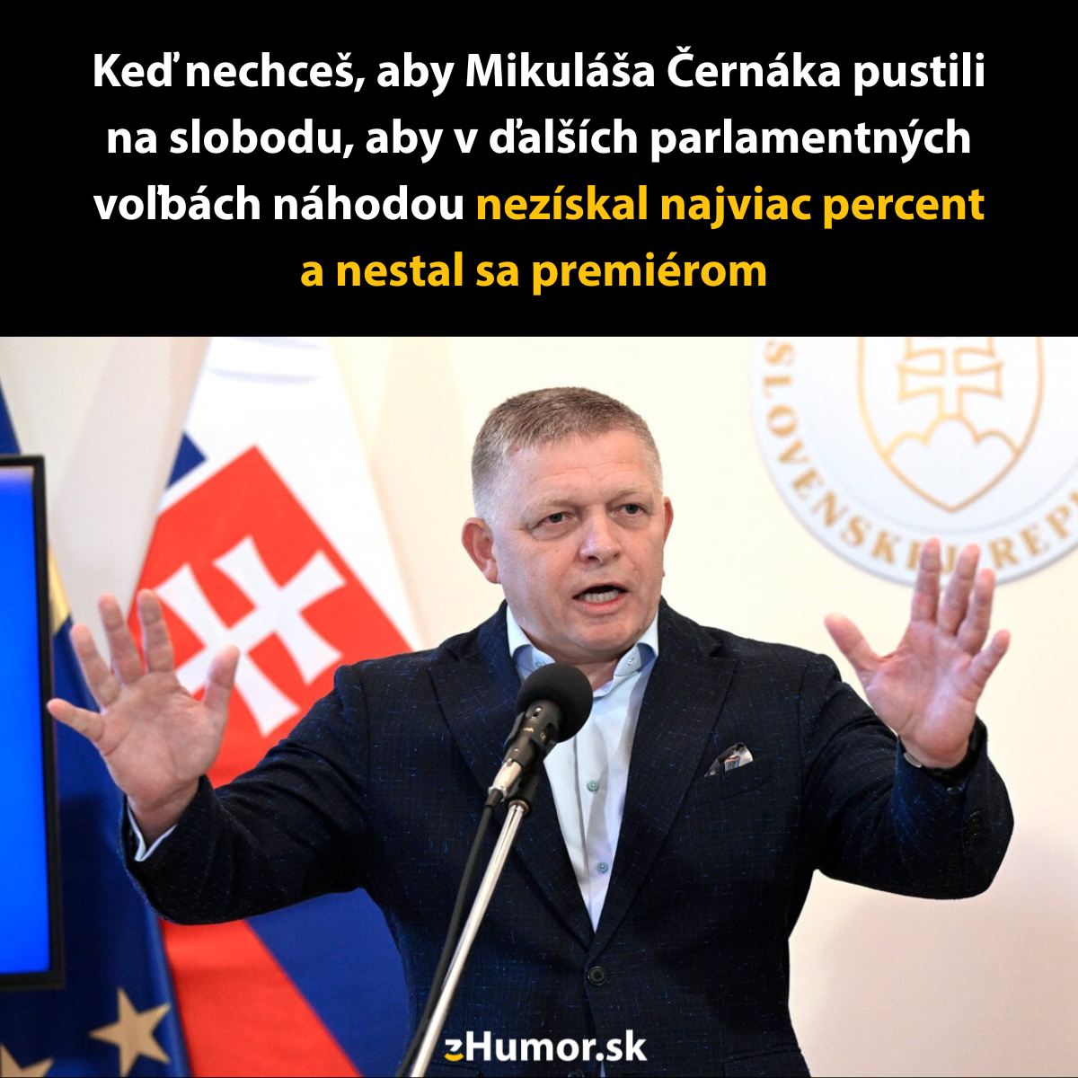 Politik pri rečníckom pulte gestikuluje pri prejave, v pozadí vlajka Slovenska. Humor o voľbách a politikoch.