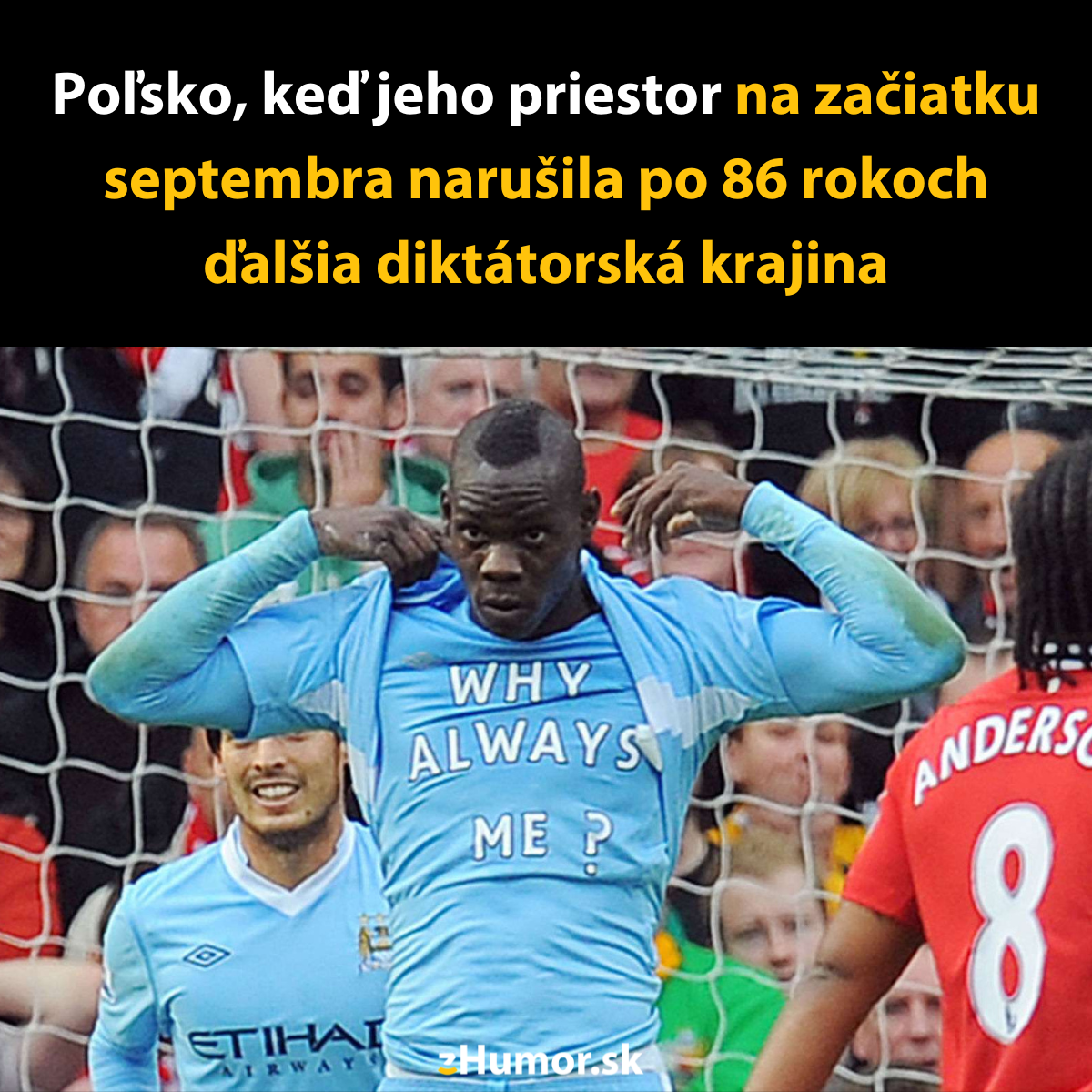 Futbalista v modrom drese zdvíha tričko, pod ktorým je nápis WHY ALWAYS ME? počas zápasu na futbalovom ihrisku.