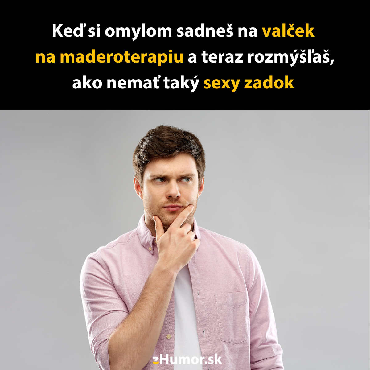 Muž v ružovej košeli premýšľa, dotýka sa brady, vtipný text o maderoterapii a sexy vzhľade na pozadí.