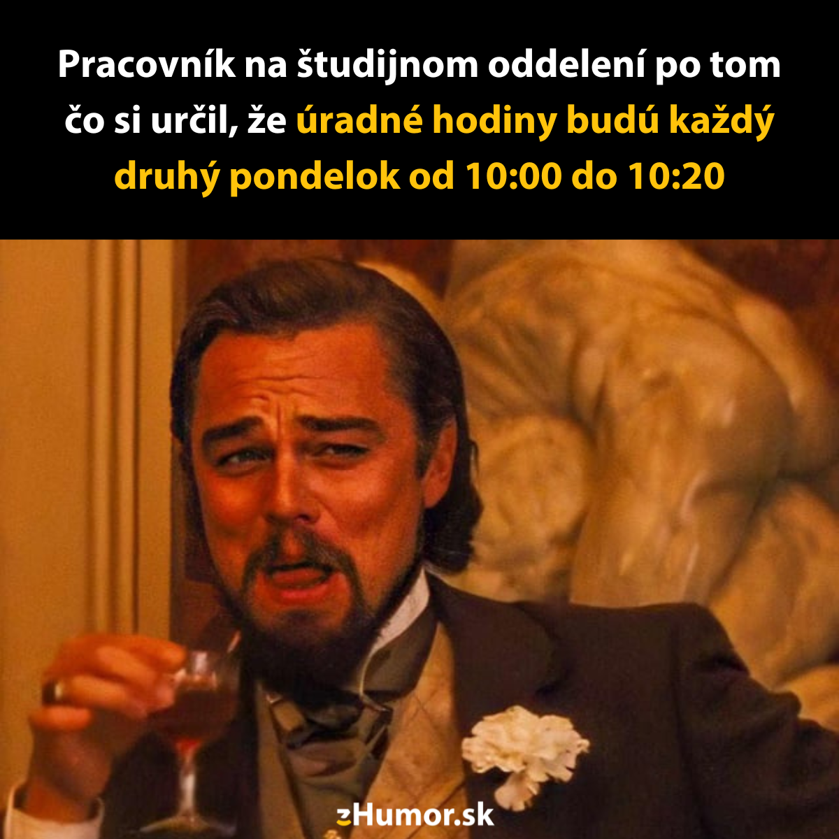 Samotný pracovník v obleku s pohárom, pookrial po stanovení extra krátkych úradných hodín na študijnom oddelení.