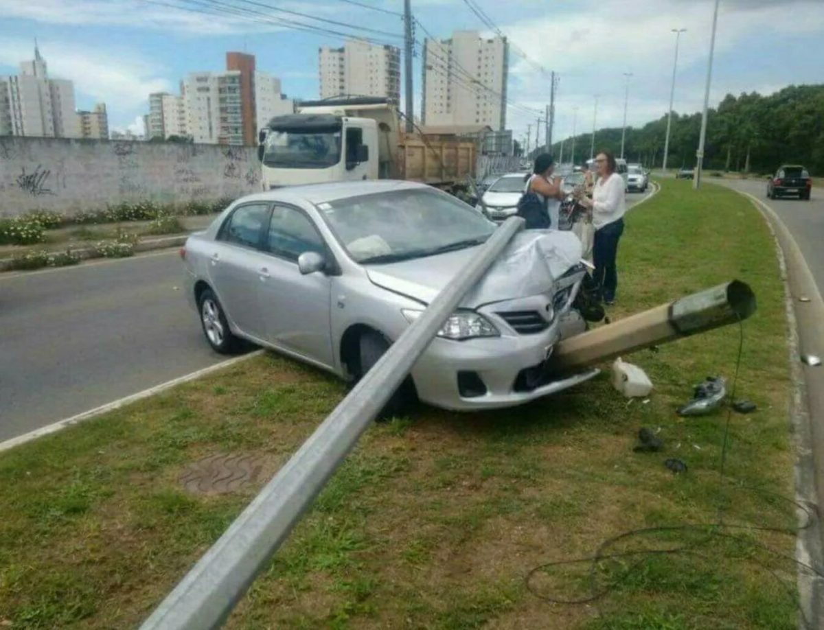 Auto so stĺpom navyše