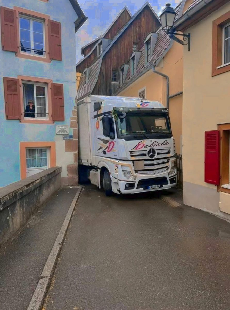 Kamión medzi dvoma stenami