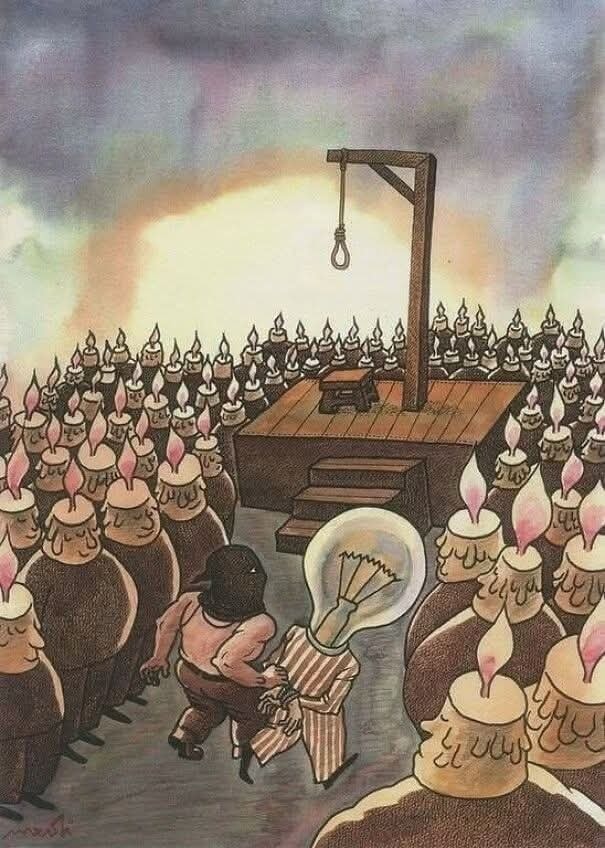 Žiarovka v pyžame medzi sviečkami, vedená na popravu pod šibenicu, ilustrácia konfliktu inovatívnosti a konformity.