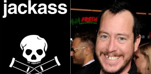 Nie je možné identifikovať osobu na obrázku. Logo Jackass a usmiaty muž na červenom koberci.