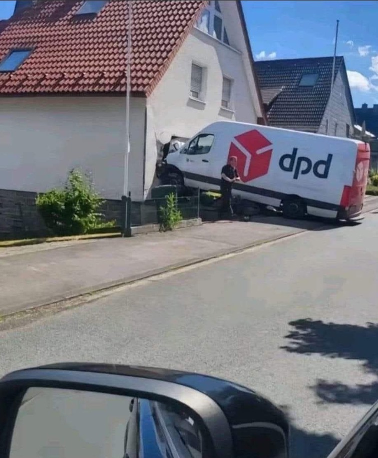 Dodávka pri stene domu