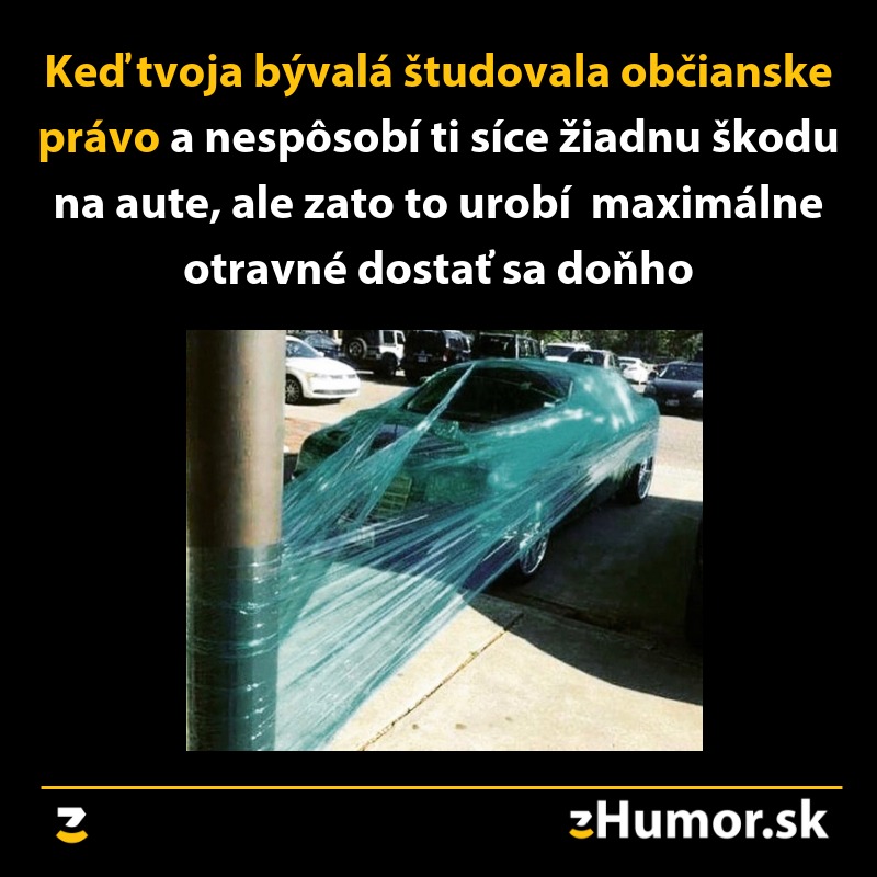 Auto zabalené do fólie pripevnené k stĺpu, vtipný text o občianskom práve a bývalej partnerke.