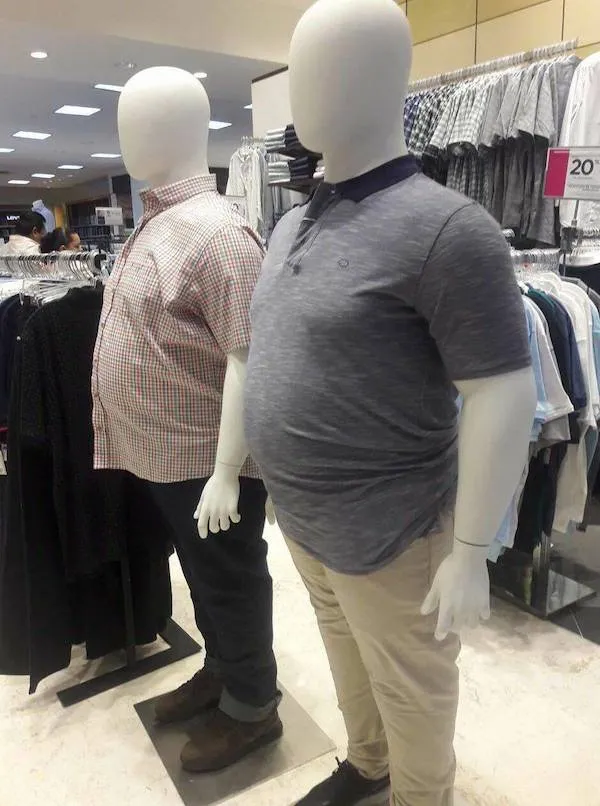Dva figuríny v oblečení pre plus-size mužov v obchode s oblečením.