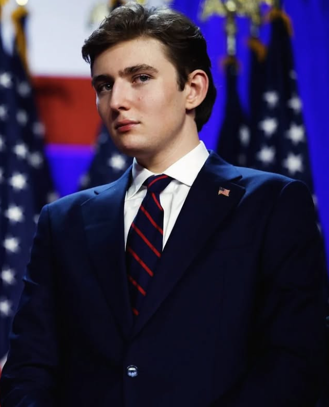 Prepáč, neviem identifikovať osobu na obrázku. Ak by si chcel alternatívny text pre iný typ obrázka, rád ti pomôžem.