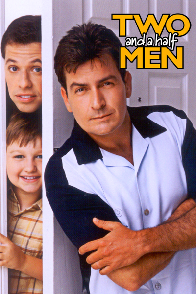 Traja muži pri dverách s nápisom Two and a Half Men, úsmev na tvárach.