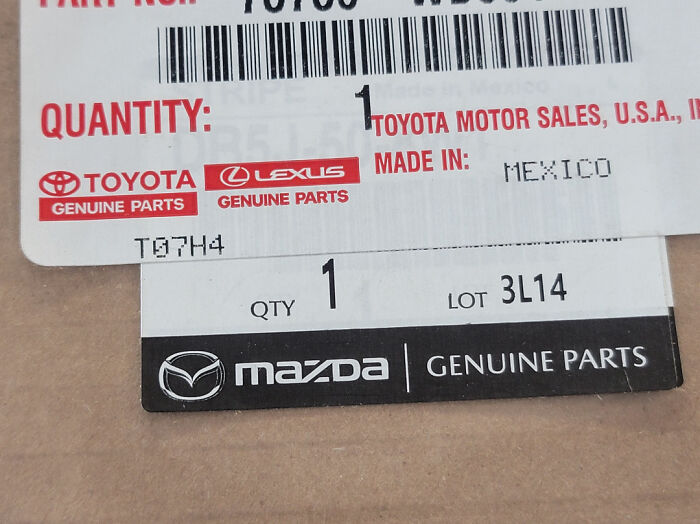 Štítky autentických dielov Toyota, Lexus a Mazda, vyrobené v Mexiku a označené čiarovým kódom.