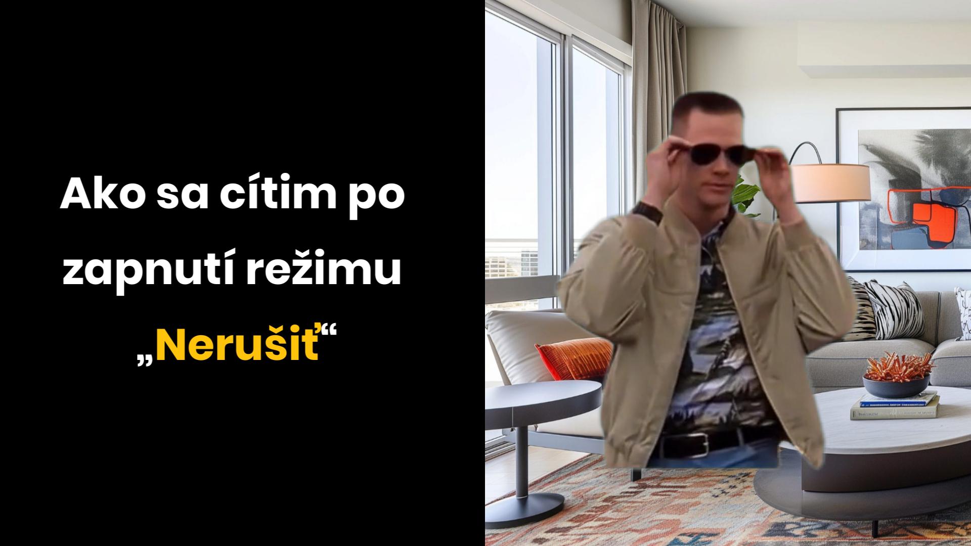 Osoba s okuliarmi v obývačke, text Ako sa cítim po zapnutí režimu Nerušiť.