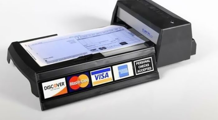 Čítačka šekov a platobných kariet s logami Discover, MasterCard, Visa a nápisom Personal Checks Accepted.