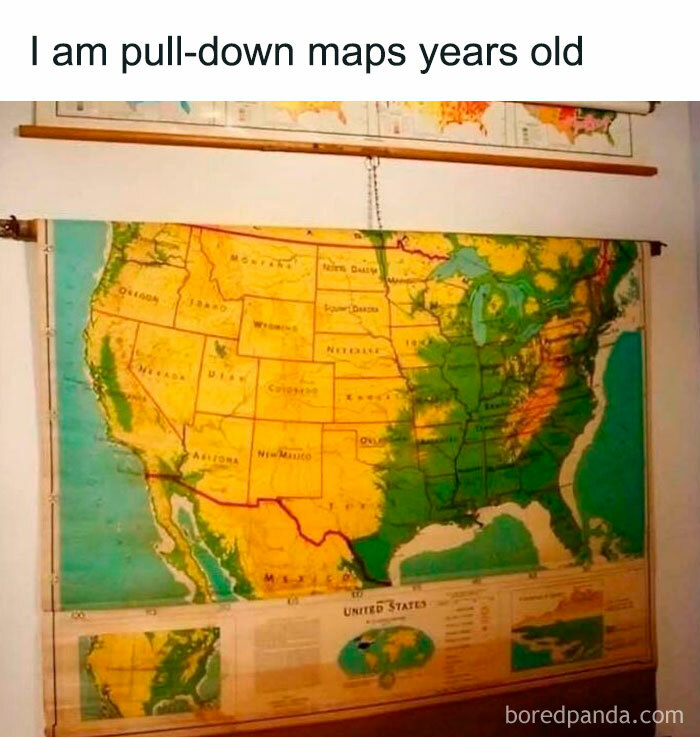 Stará vytiahnuteľná mapa USA visiaca na stene, známa z klasických školských tried.