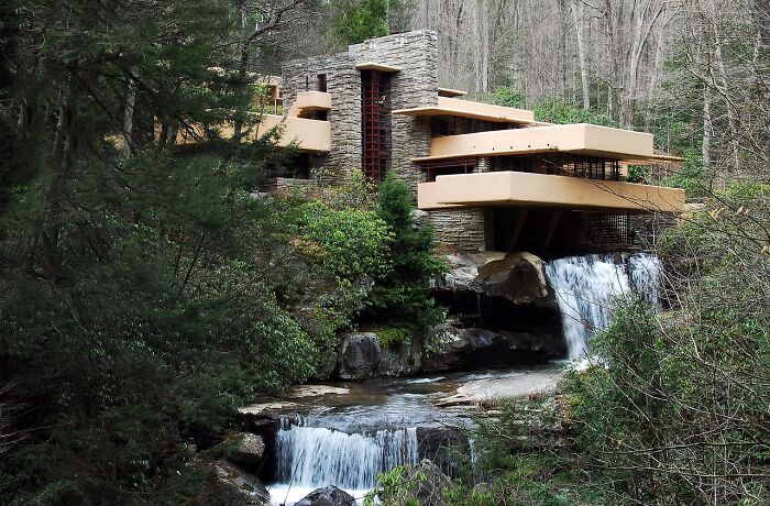 Fallingwater s vysunutými terasami nad vodopádom v lese.