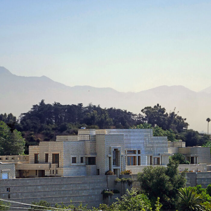Ennis House s výraznou fasádou zo vzorovaných betónových blokov.