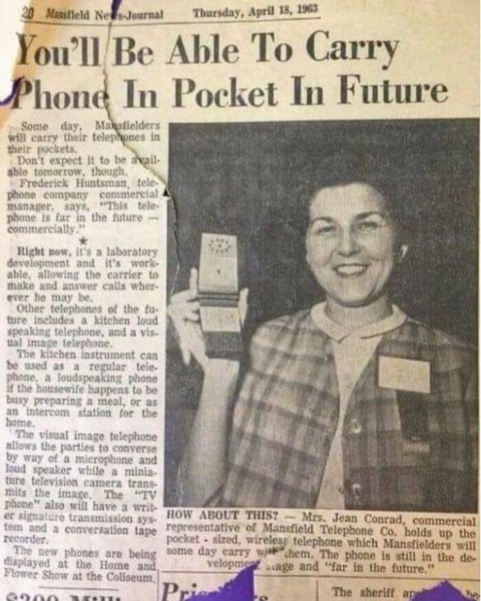 Historický novinový článok o predstave vreckového telefónu z roku 1963, žena drží malý zariadenie.