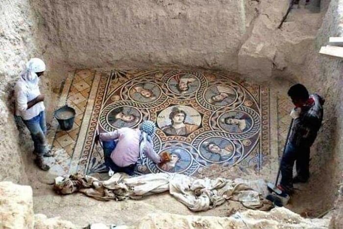 Archeológovia odkrývajú starovekú mozaiku s portrétmi počas vykopávok.