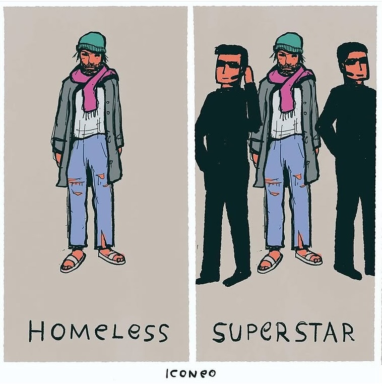 Osoba s bradou v čiapke s nápisom Homeless vedľa dvoch postáv s názvom Superstar, všetci v rovnakom oblečení.