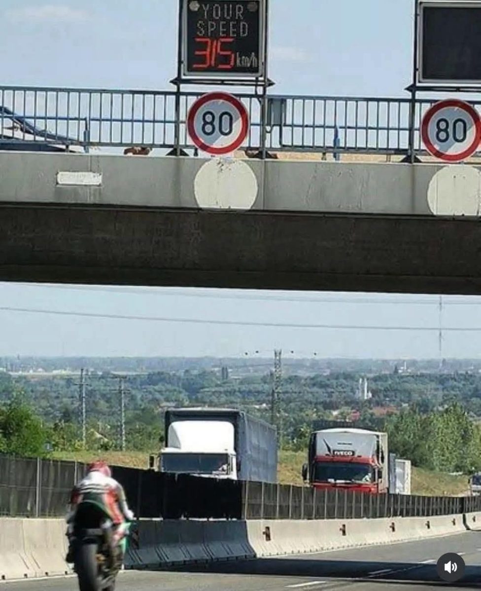 Motocyklista prekračuje rýchlosť na diaľnici, ukazovateľ rýchlosti 315 km/h, limit 80 km/h.