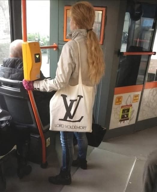 Taška s iniciálami LV a nápisom Lord Voldemort v dopravnom prostriedku.
