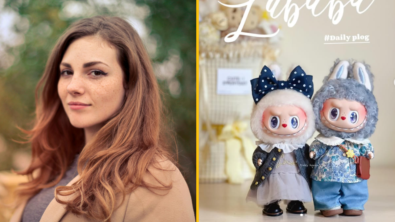 Mladá žena s hnedými vlasmi a pohľadom do kamery; vedľa sú dve farebne oblečené bábiky s usmiatymi tvárami.