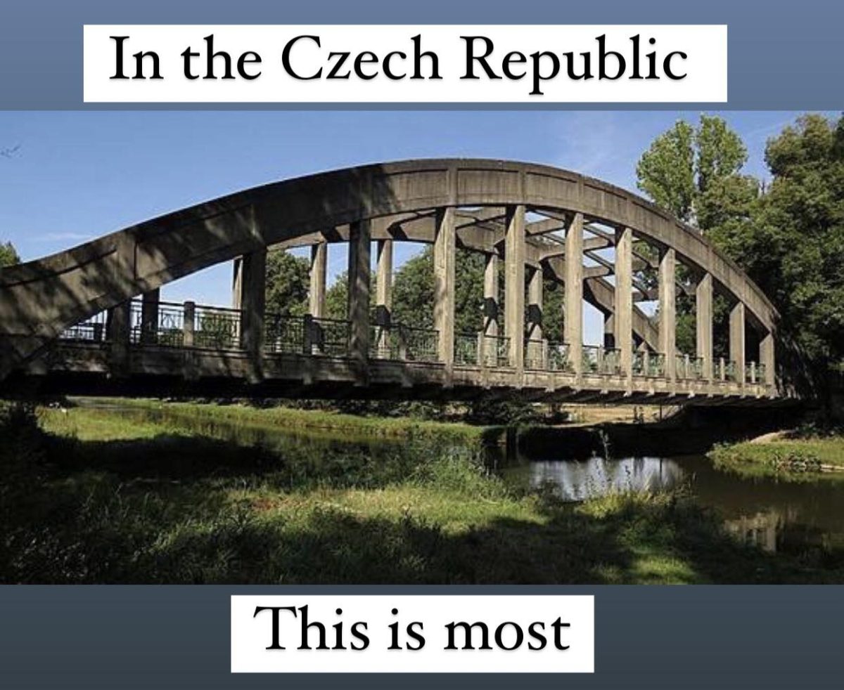 Oblúkový most v Českej republike nad riekou so sviežou vegetáciou na oboch stranách.
