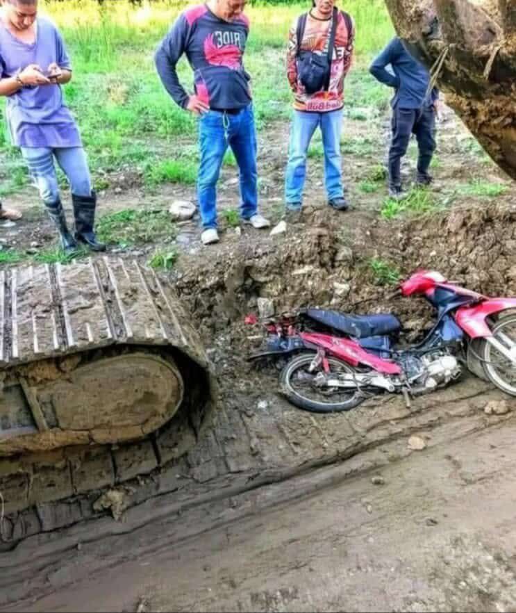 Motorka pod pásovým vozidlom