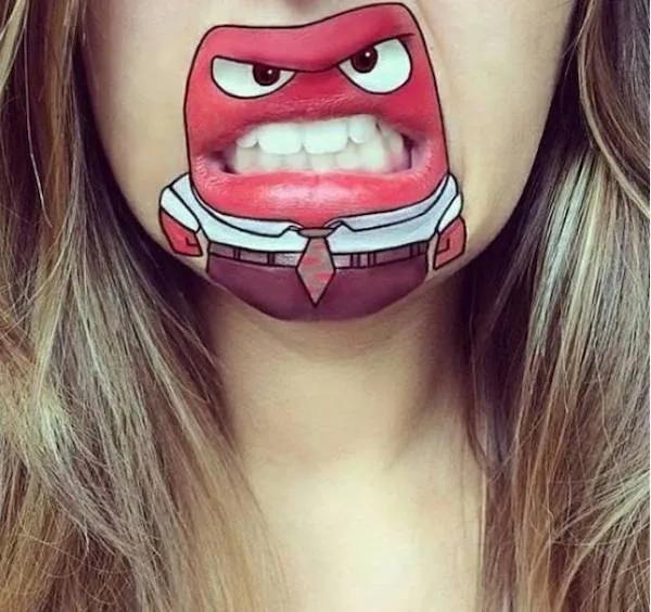 Žena s makeupom vytvára tvár z kreslenej postavičky na perách, vyjadruje emócie a kreativitu.