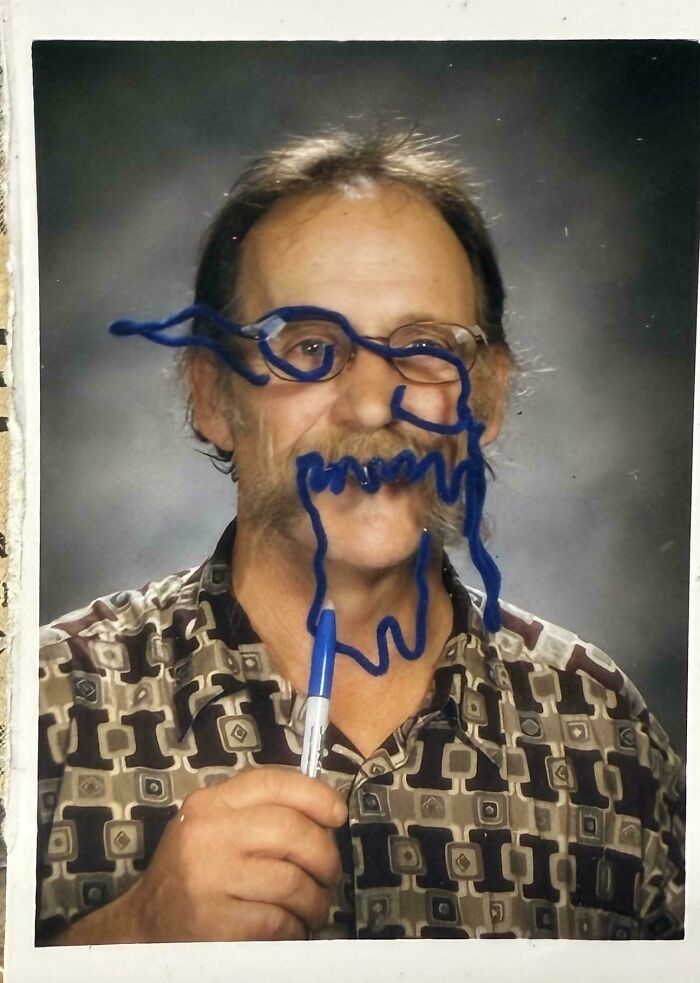 Muži so žltými okuliarmi, modrým fúzom a perom, ktoré sú nakreslené na tvári na humornom portréte.