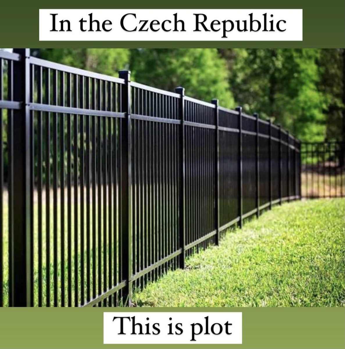 Kovový plot na zelenej lúke, Česká republika, moderný dizajn oplotenia, bezpečnosť, oddelenie pozemku, exteriér.