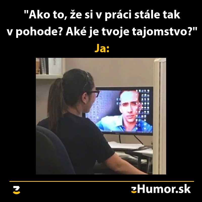 Žena v kancelárii sleduje počítač, na obrazovke je fotografia známej tváre ako pozadie.