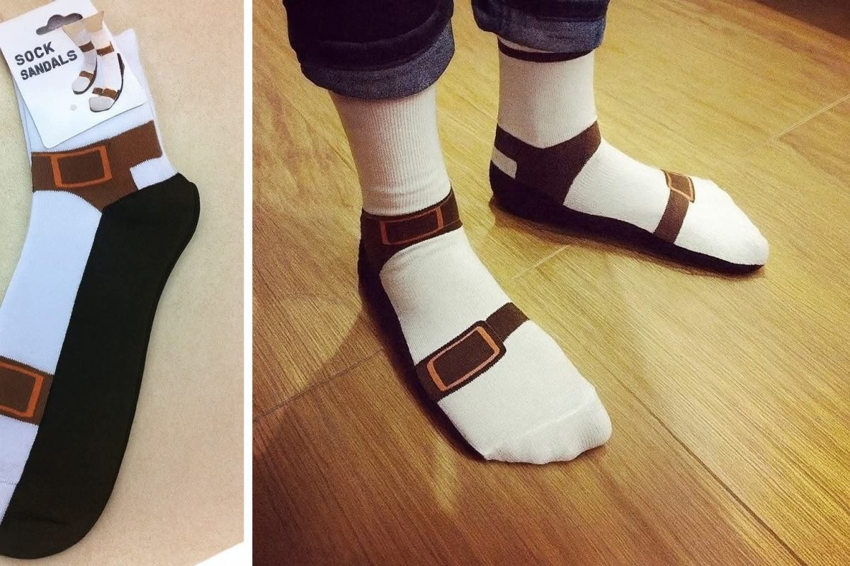 Ponožky so vzorom sandálov na bielej podlahe, nohy v rolovaných rifliach. Trendy a vtipný dizajn!