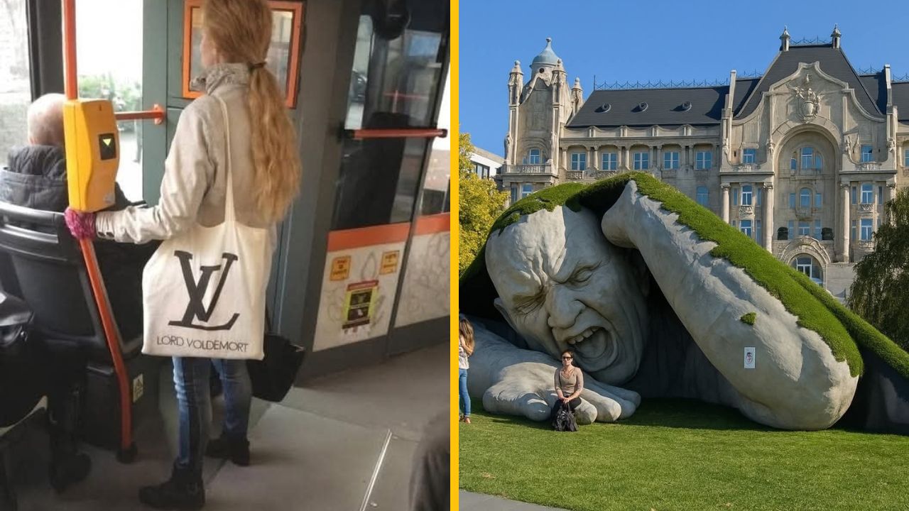Žena v autobuse s taškou Lord Voldemort vedľa sochy obrovskej hlavy v parku pred historickou budovou.