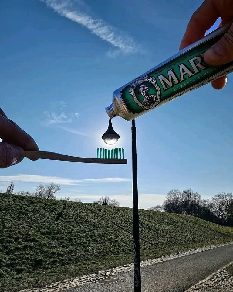 Pouličná lampa ako zubná pasta