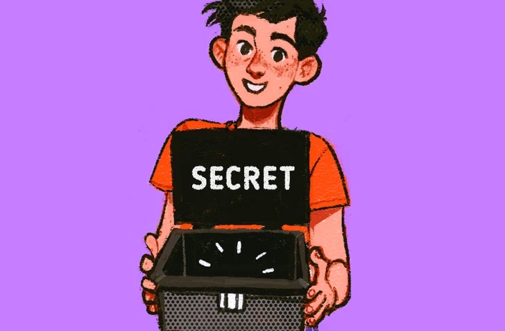 Mladík v oranžovom tričku drží čiernu krabicu s nápisom SECRET na fialovom pozadí.